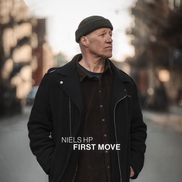 Cover til "First Move"